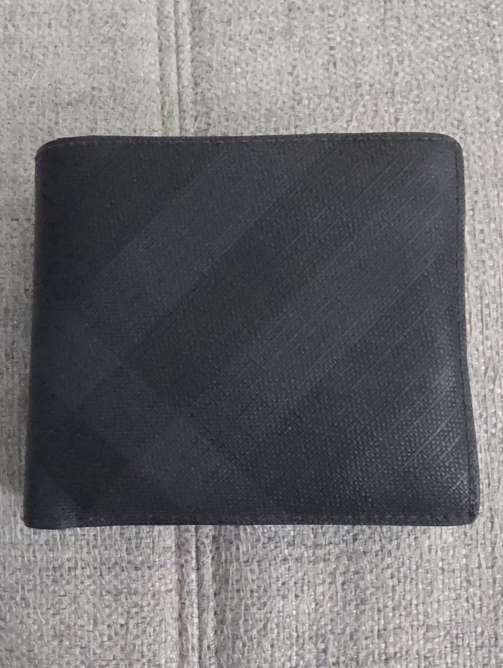 Men's Black Textured Bifold Wallet - Classic Everyday Wallet